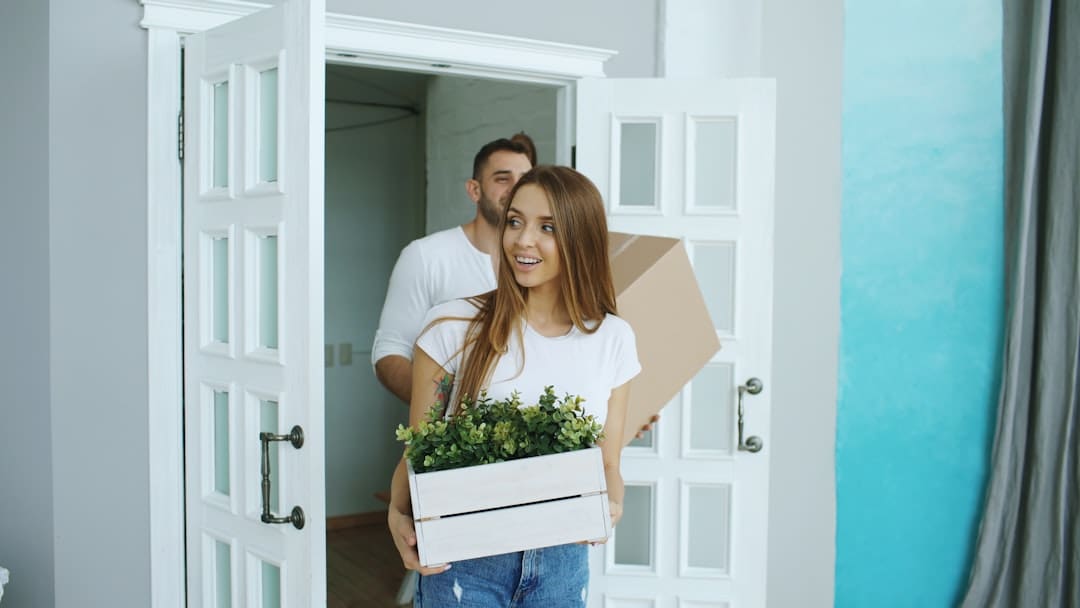 college dorm support animal — Couple carrying boxes into a new home